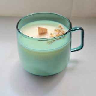 Vela de hogar «Tazavela» de cristal verde – Aroma mousse de limón