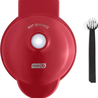 DASH Mini Waflera Color Rojo con Cepillo - 10 cm Compacta y Ligera - Ideal para Desayunos, Regalos o Viajar - Fácil de Limpiar