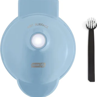 DASH Mini Waflera Color Azul con Cepillo | 10cm | Antiadherente | Compacta y Portátil | Ideal para Desayunos, Regalos o Viajar| Fácil de Limpiar