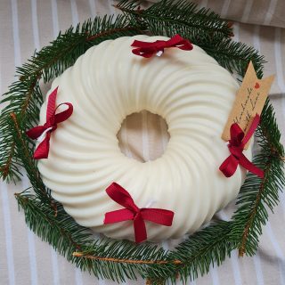 Corona de mesa de cera con aromas navideños